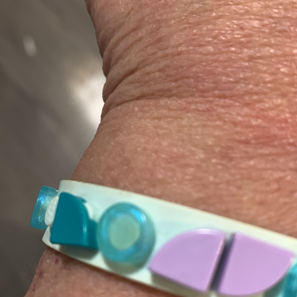Fun bracelet, adjustable sizing - Picture 3 of 6